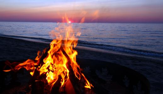 在海滩，晚上，海，沙滩，篝火上开火