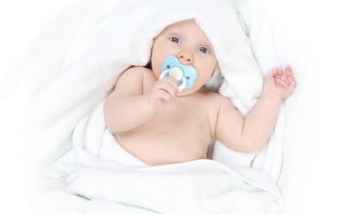 乳头是婴儿的一个完整的部分，一个雪白的服装