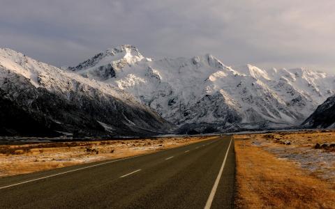 山，雪，沙漠公路