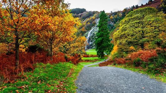 山，瀑布，在秋天的衣服，路径的树木