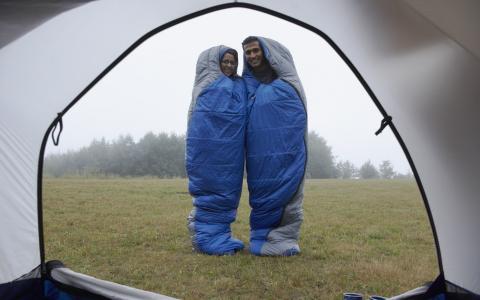 帐篷，休息，夫妇在睡袋里