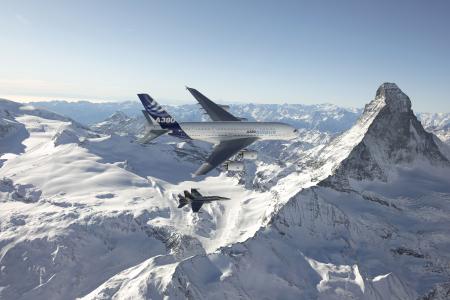 空中客车A380，空中客车，战斗机，护送，自然，山，雪，冬天，阿尔卑斯山
