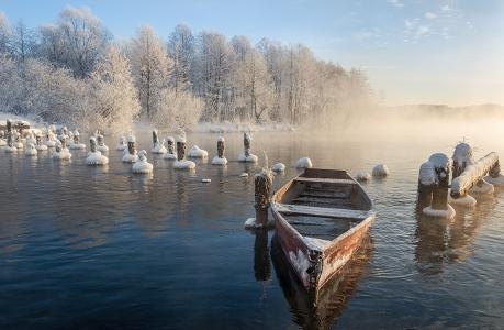 船，桩，水，森林，天空，冬天，由Zverev Anatoly
