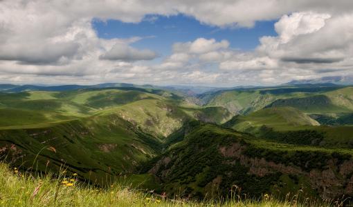 绿色的山丘，天空，云，地平线，舍甫琴科尤里