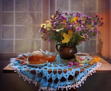 表，餐巾，静物，水罐，鲜花，紫苑，叶子，枫，杯，茶，馅饼，窗口