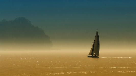 海，雾，游艇，在地平线上的岸边