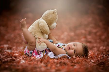 玛丽亚Arellano，孩子，女孩，婴儿，玩具，泰迪熊，性质，草