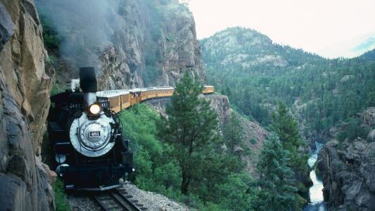 机车，火车，组成，极端，路径，自然，山，森林，岩石，河，人，游览