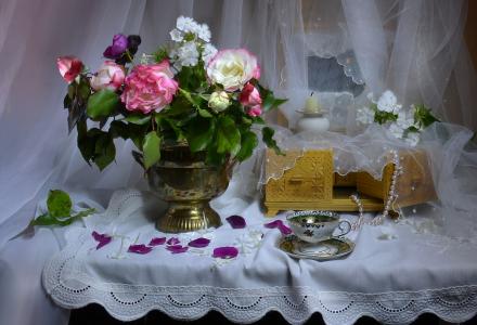 Valentina Kolova，静物，餐巾，桌子，花瓶，鲜花，玫瑰，福禄考，棺材，项链，杯子，蜡烛，花瓣，窗帘，薄纱