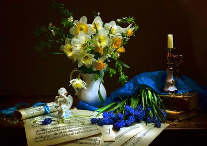 Valentina Kolova，水罐，鲜花，水仙，穆斯卡里，书籍，蜡烛，笔记，雕像，天使，布