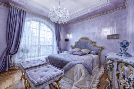 室内，卧室，床，窗户，吊灯，窗帘，房子和舒适