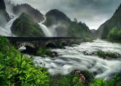 挪威，山脉，树木，灌木，风雨如磐的河流，桥梁