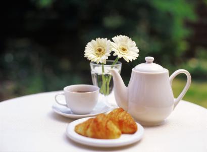 花瓶，水壶，桌子，杯子，鲜花，小圆面包，茶