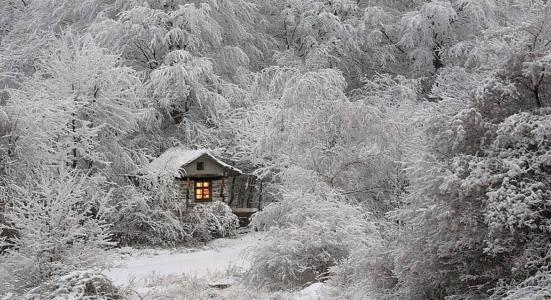 狩猎小屋，冬季森林，雪，窗口灯