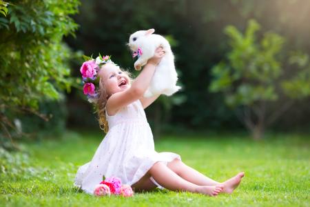 女孩，孩子，性质，夏天，草，花圈，鲜花，动物，兔子，喜悦