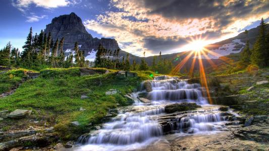 瀑布，急流，森林，山，太阳光线，日出