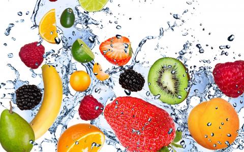 水果，水，鳄梨，杏，猕猴桃，黑莓，覆盆子，草莓，香蕉，酸橙，白色背景