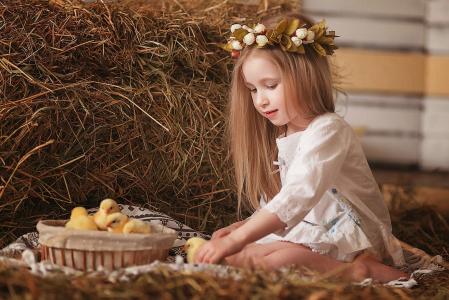 瓦伦蒂娜马卡罗娃，孩子，女孩，干草，鸡，小鸡，篮子，礼服，花圈