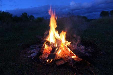 晚上，火，火，石头，柴火，火花，火焰，煤炭