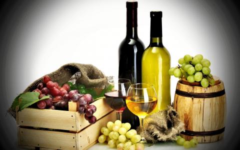 图片红色，酒，叶子，眼镜，瓶子，盒子，葡萄，白色，桶在桌面上