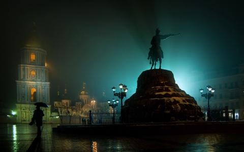 基辅，一个纪念碑B.赫梅利尼茨基，在夜晚的城市的灯光