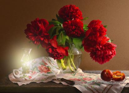 Valentina Kolova，桌子，毛巾，花瓶，牡丹，鲜花，静物，夏天，煤油灯，桃子
