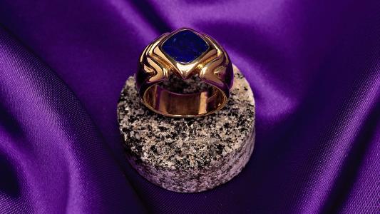 紫色丝绸，戒指