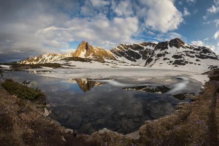 蓝天，云，山，雪，冰，透明的湖，番红花，保加利亚，Krasi Matarov