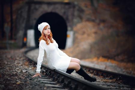 红头发的美女，铁路，秋天