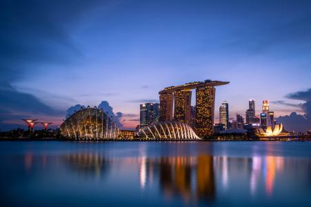 日落，海湾花园，蓝色的天空，晚上，灯光，建筑，新加坡，云，摩天大楼