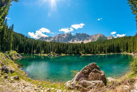 Carezza湖，意大利，湖，森林，树木，石头，云，太阳光线，景观