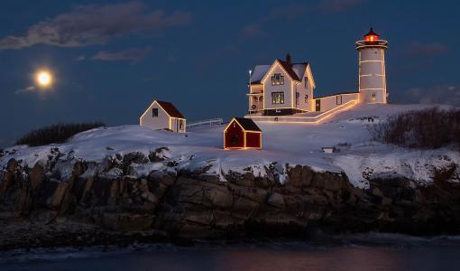 挪威，晚上，超级照片，房子和舒适，冬天，雪，岩石，海，灯塔，月亮，美女