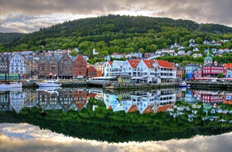 反射，河，挪威，房子，小船，码头，街道