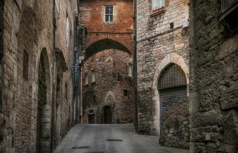 老城区，狭窄的街道，石墙，拱门，佩鲁贾