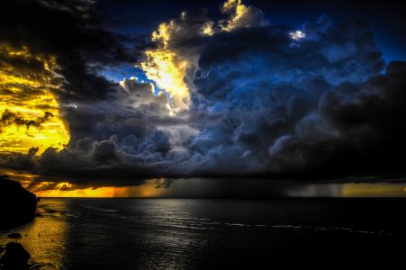 大风暴，金色的夕阳，华丽的天空，平静的海洋，培卡图，巴厘岛