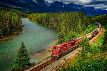 火车，货运，火车，火车，加拿大，河，山，森林