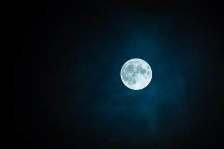 深邃夜空中的皎月