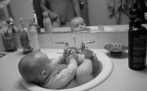 婴儿在洗脸盆，玩过，镜子，浴室