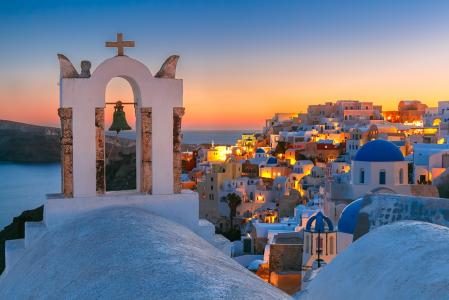 伊亚，白色的房屋，教堂，蓝色圆顶，日落，圣托里尼，希腊，科瓦连科奥尔加