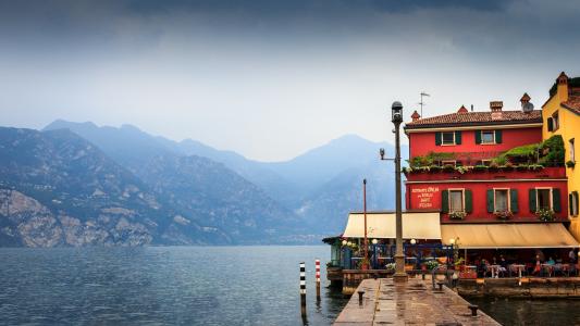 意大利的John Martorana，高山，湖泊，加尔达湖，加尔达湖，建筑，餐厅，路堤