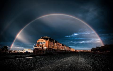 火车，火车，内燃机车，火车，车站，黑暗的背景，性质，彩虹