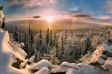 冬天的童话，雪崖，枞树，天空，太阳，远，照片Klekovkin阿列克谢