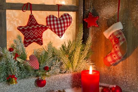 窗口，雪，树枝，云杉，玩具，心，心，明星，星号，球，蜡烛，风景，冬天，假期，新年，圣诞节，圣诞节，新年