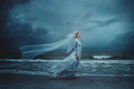 马德琳·阿克顿，新娘，岸边，海浪，风，艺术，TJ Drysdale