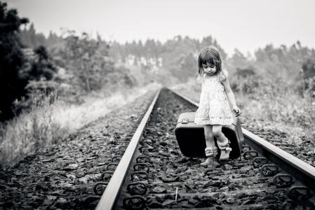 摄影师，Andrea Belchol，女孩，孩子，手提箱，铁，道路，铁路，照片