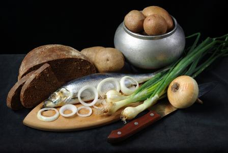 土豆，洋葱，戒指，黑面包，鲱鱼，锅