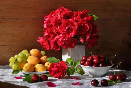墙，板，表，花瓶，鲜花，玫瑰，板，碗，水果，浆果，樱桃，杏，葡萄，叶，花瓣，夏天