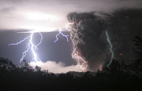 智利火山喷发，灰烬，天空，闪电，美女，元素