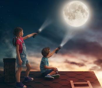 孩子，男孩，女孩，屋顶，天空，月亮，手电筒，光