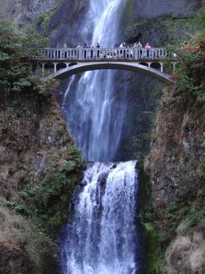 马尔特诺马瀑布，瀑布，桥，拱，水，山，绿色，美丽